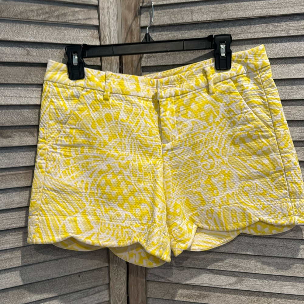 Lilly Pulitzer ladies shorts size 4, pre owned front button missing